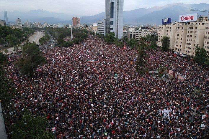 На акцію протесту в Чилі вийшли понад мільйон людей: відео