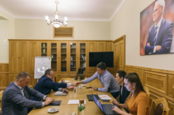 Діджитал-міністр уряду Гончарука повісив у робочому кабінеті великий портрет футбольного тренера