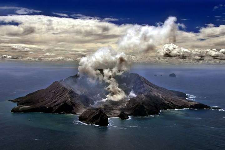 Извержение вулкана в Новой Зеландии убило пятерых человек