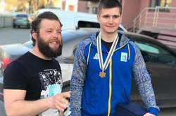 Аж гриф прогнувся: український сноубордист підняв 160-кілограмову штангу (відео)