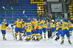 Українські хокеїсти виконують гімн після важкої перемоги над італійцями (відео)