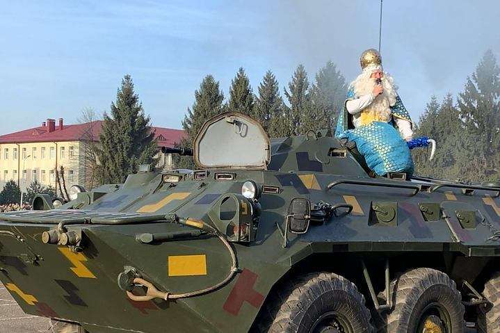 У Львові до військових завітав «Святий Миколай» на БТРі