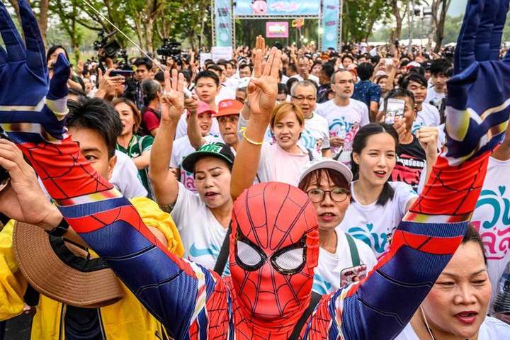 У Таїланді тисячі людей провели антиурядовий забіг