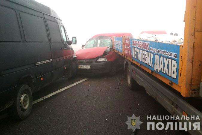 В Ривненской области столкнулись семь авто
