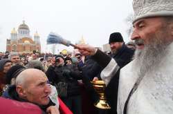Московська церква освятила води Дніпра (фоторепортаж)