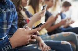 Чи треба забороняти смартфони в школах. Що насправді передбачає скандальний законопроєкт?
