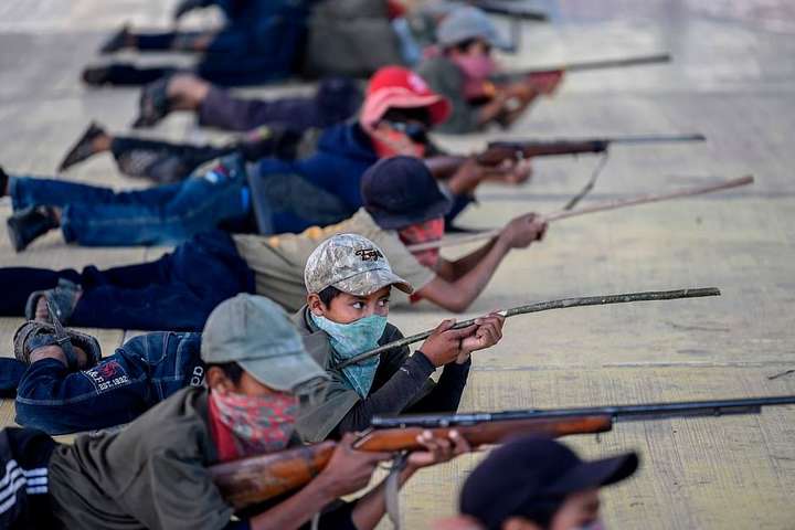 У Мексиці дітей з п'яти років вчать поводитися зі зброєю, щоб вони могли захистити себе