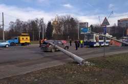 На автомобіль колишнього тренера збірної України впав бетонний стовп 