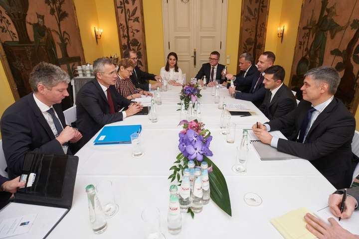 Зеленський і Столтенберг в Мюнхені обговорили виконання програм Україна - НАТО