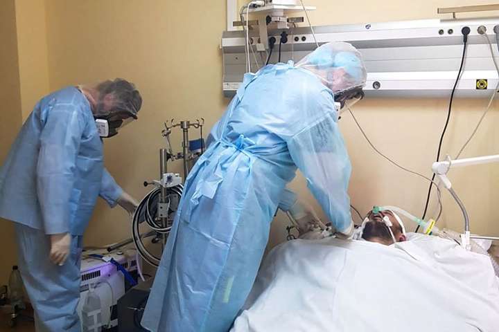 У Києві 30-річний пацієнт з коронавірусом перебуває в тяжкому стані