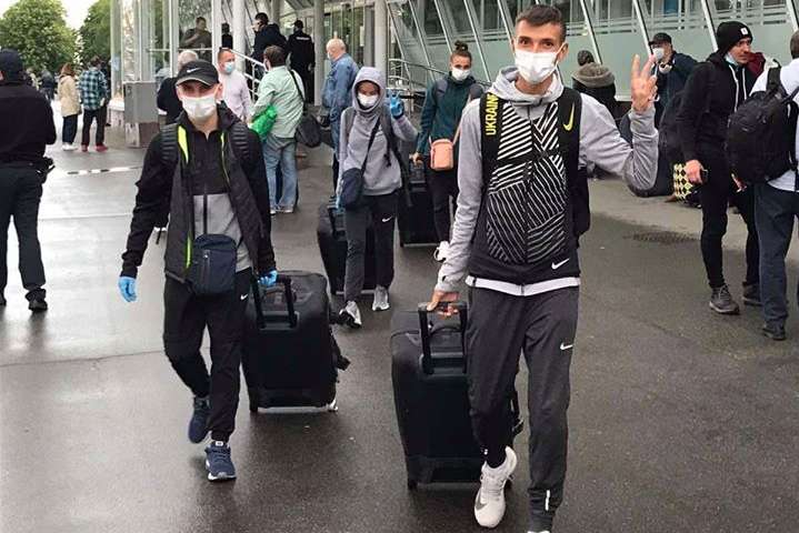 Українських атлетів кілька годин не випускали з літака після повернення зі збору в Киргизстані