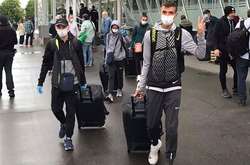 Українських атлетів кілька годин не випускали з літака після повернення зі збору в Киргизстані