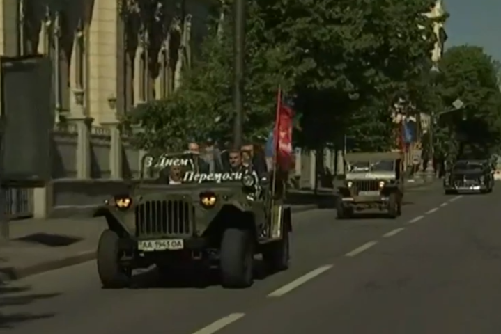 В Киев въехала военная колонна во главе с Бойко и Медведчуком (фото)