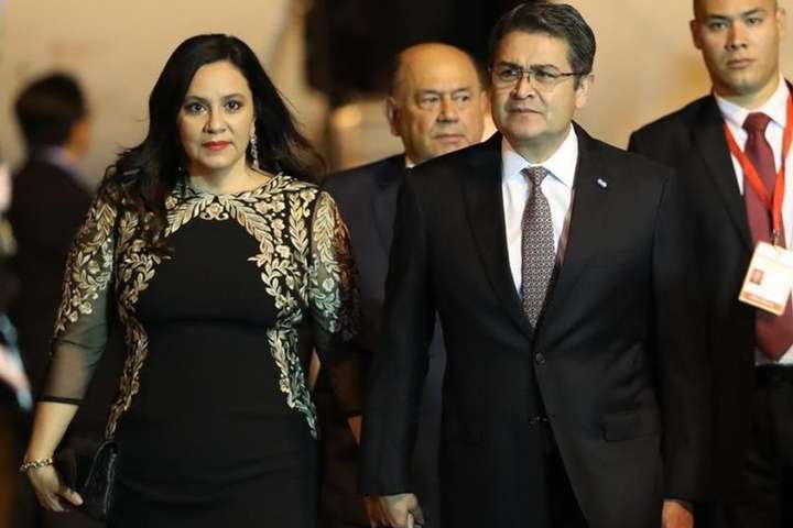 Президента Гондурасу госпіталізували: у нього з дружиною виявили коронавірус