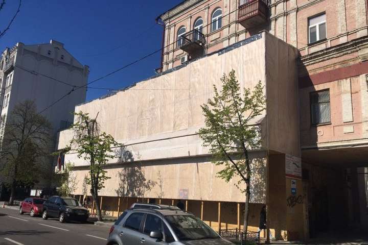 Реконструкція по-київськи: під історичним будинком вирили п’ять поверхів (фото, відео)
