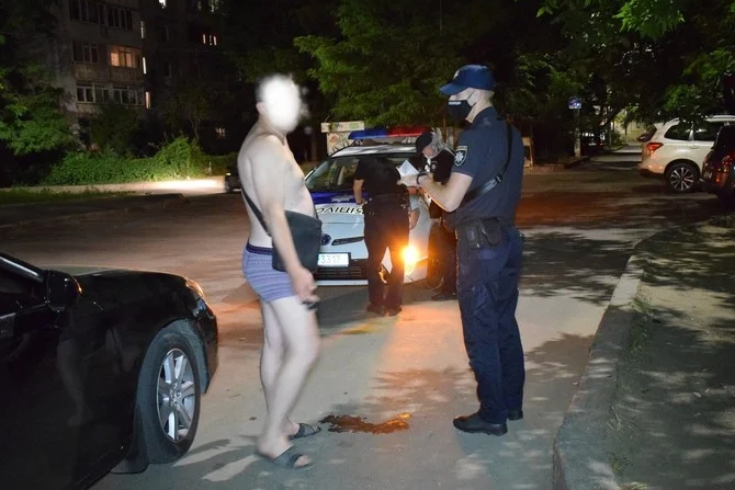Вышел к полицейским в одних трусах: задержание пьяного водителя в Николаеве (видео)