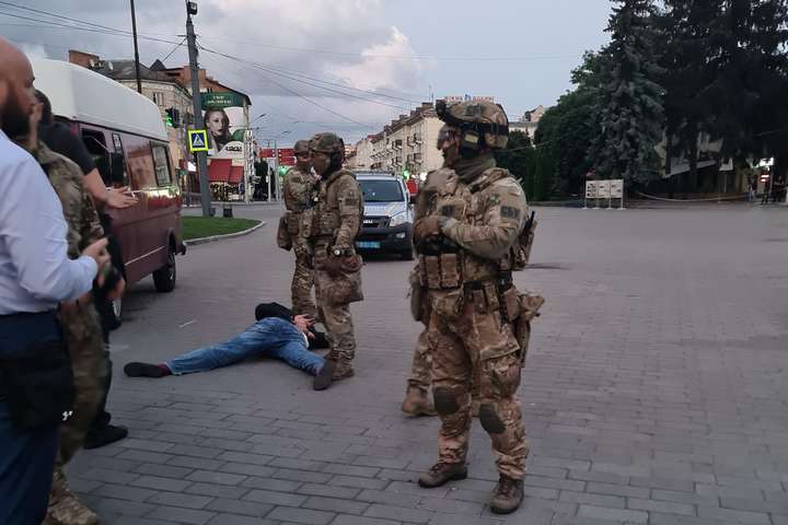 Заложники в Луцке освобождены, террорист задержан