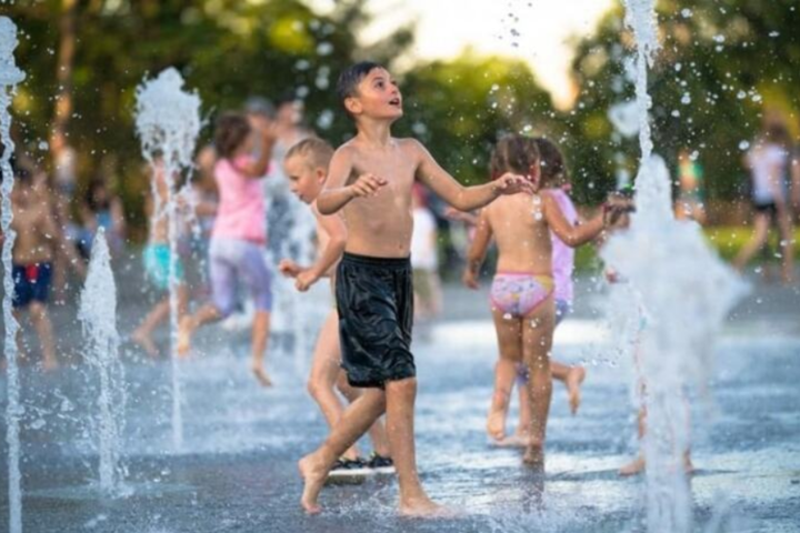 «Загрожує менінгітом». Миколаївські активісти б'ють на сполох через брудну воду у фонтані, де купаються діти