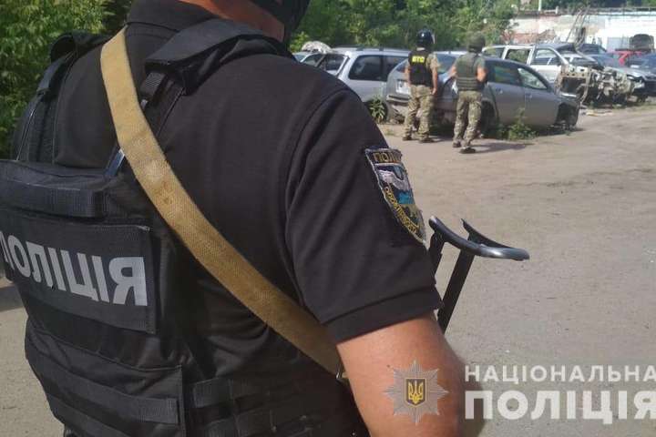 Полтавский террорист отпустил полицейского и сбежал