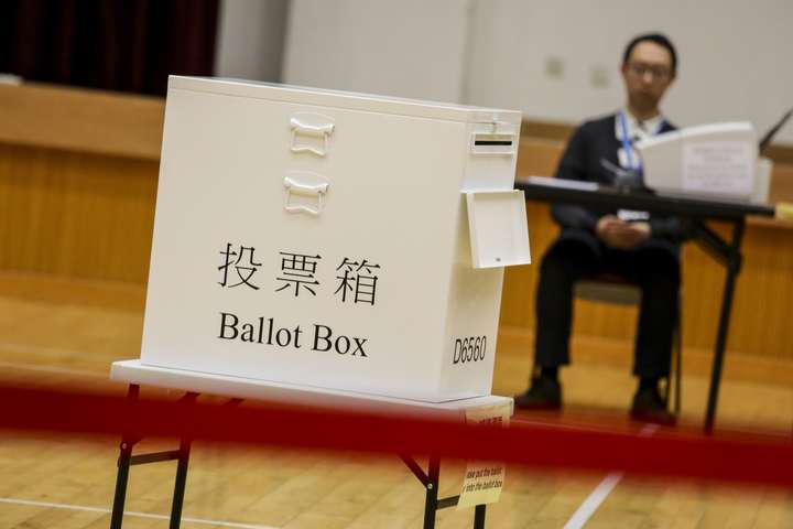 Выборы в Гонконге в связи с Covid-19 отложили на год