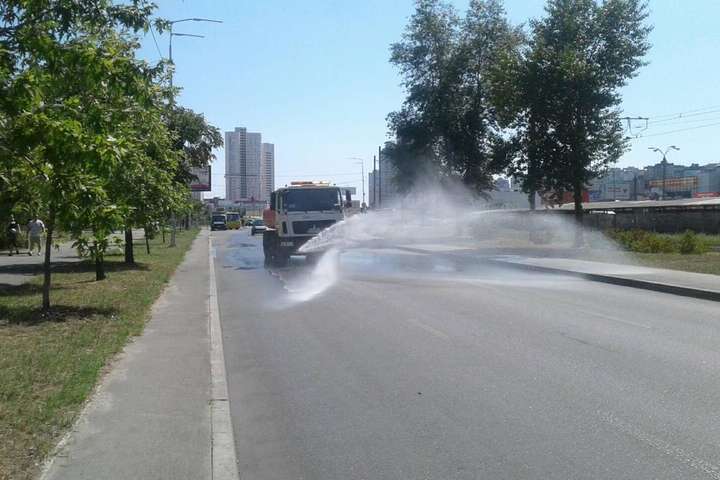 Спека в Києві: дорожники посилено поливають вулиці міста (фото)
