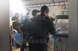 На популярному одеському курорті поліцейські побили людей: відео