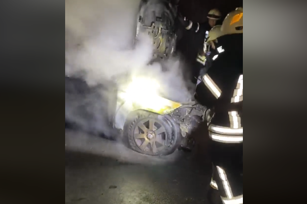 Нардепу Гео Леросу підпалили авто: відео