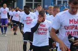 Футболісти білоруського клубу провели акцію протесту супроти затримання їх гравців ОМОНом (відео)