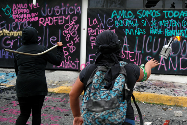 У Мексиці активістки руху на захист жінок підпалили урядову будівлю