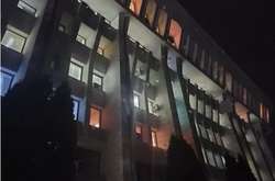 У Бішкеку горить парламент, який захопили протестувальники