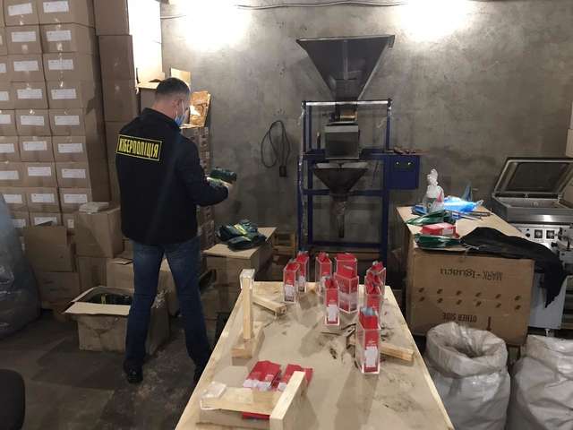На Львовщине полиция «накрыла» цех с подделками продуктов известных торговых марок 