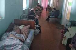 Ліжка з хворими у коридорах: вражаюче відео із переповненої харківської лікарні