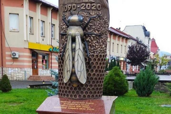 На Закарпатті встановили пам’ятник українській бджолі