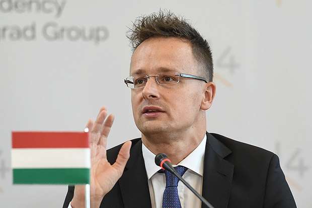 Глава МЗС Угорщини закликав закарпатців підтримати одну з партій на виборах 