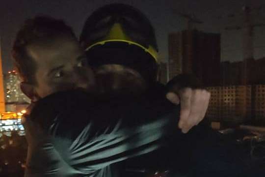 Як у Києві рятувальники знімали чоловіка з електроопори (фото, відео)