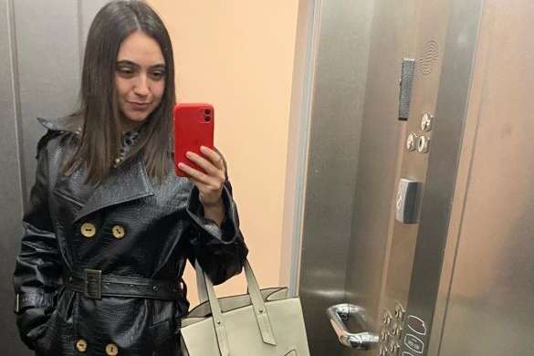 У крокодилячому пальті і з сумкою: прессекретарка Зеленського похизувалася фото