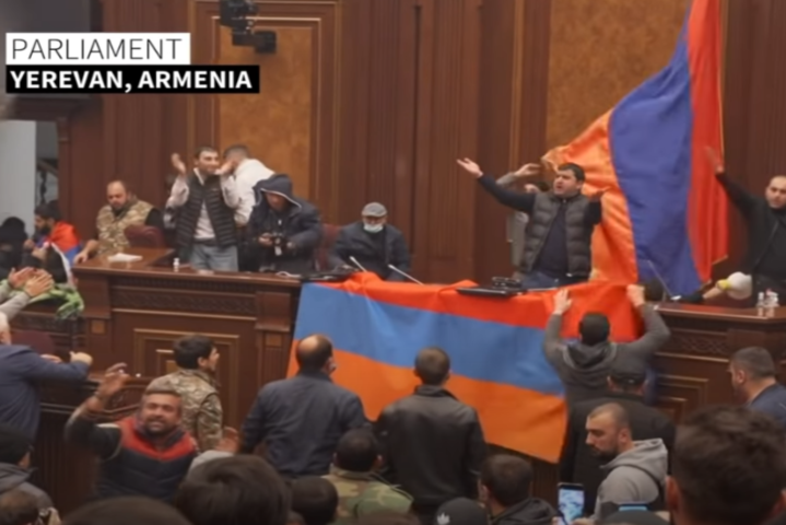 Мир в Карабахе: Армения пошла на радикальные уступки, протестующие захватили правительство, РФ усиливает свое влияние. Главное