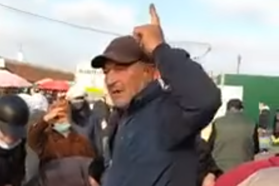 В Киеве азербайджанец раздал свой товар даром: видео