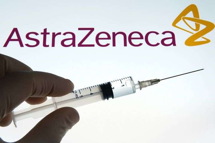 Вакцина компанії Аstrazeneca показала ефективність 70% 