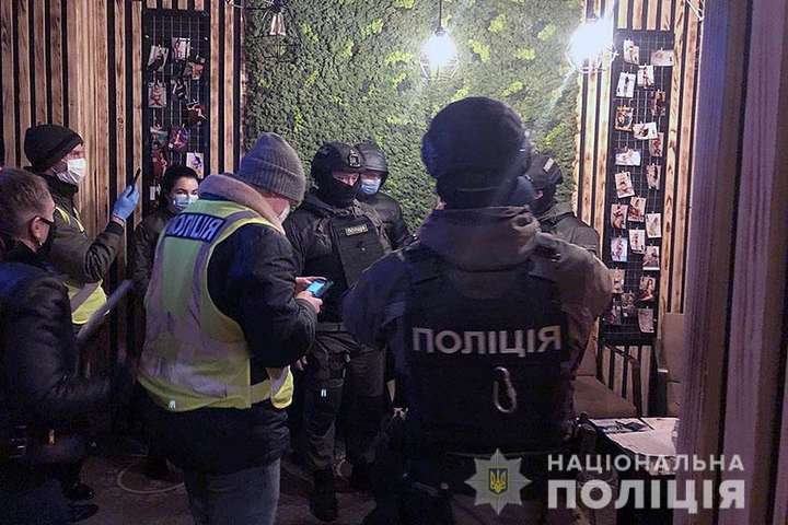 Правоохоронці викрили мережу борделів у центрі Києва (фото, відео)