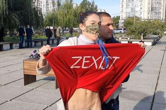 Нещадний суд. Активістку організації Femen оштрафували за атаку Зеленського на виборчій дільниці