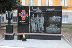 «А Коломойский в вертолете летит?» На памятнике бойцам ООС украинцы разглядели Зеленского
