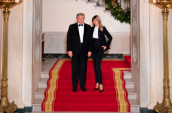 Трамп с женой снялись для последнего праздничного фото в Белом доме