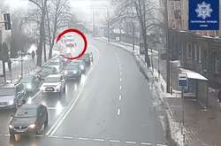 У центрі Києва у вантажівки відпало колесо і влетіло в легковик (відео)
