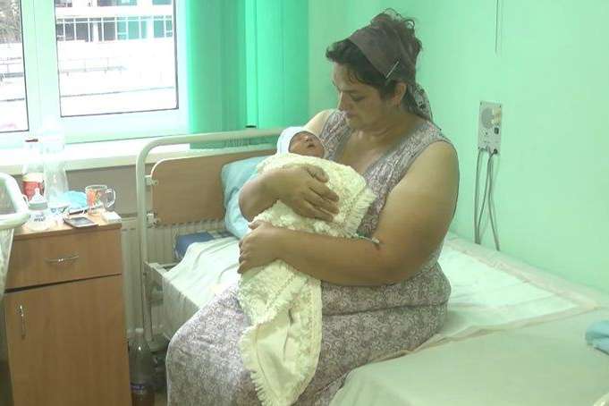 Пологи двічі на рік: багатодітна мати народила вісімнадцяту дитину (відео)