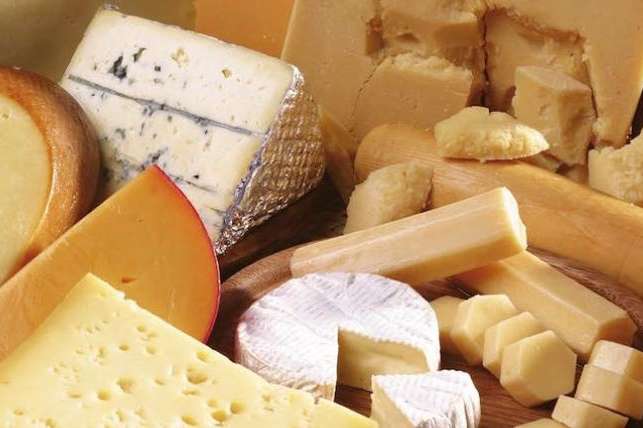 В українських магазинах засилля імпортного сиру. Звідки його везуть
