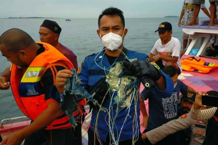 З'явилося відео з місця подій катастрофи літака в Індонезії