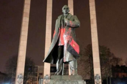 Во Львове вандалы «покрасили» памятник Бандере