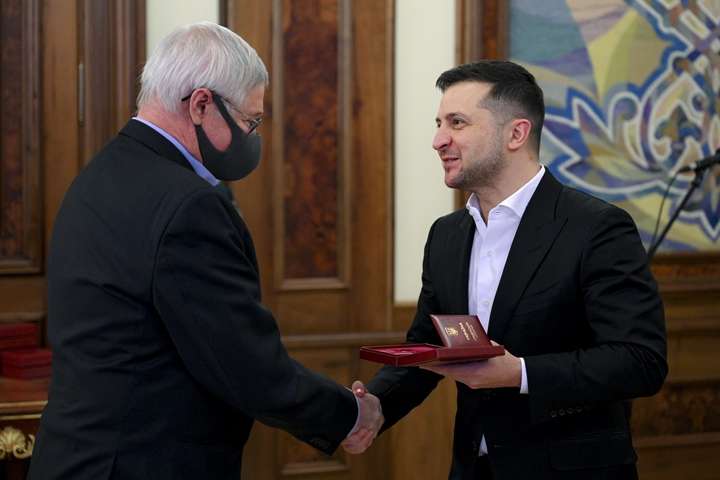 Президент України нагородив полярників станції «Академік Вернадський»