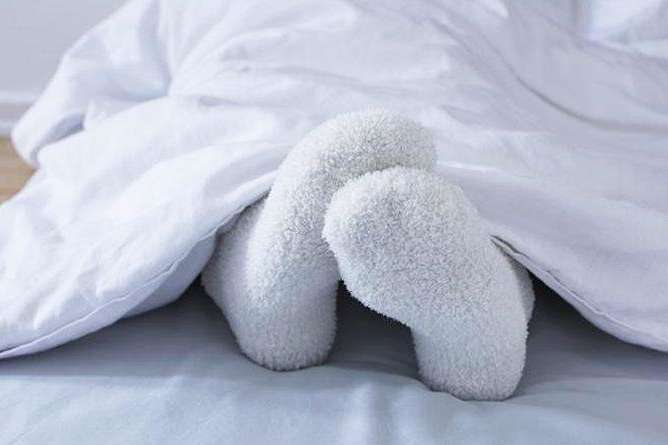 В носках спать очень вредно для здоровья: врачи назвали причины
